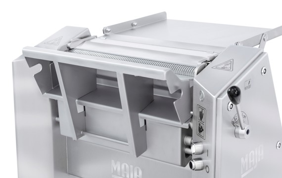 MAJA ESM 5550 with round-shaped work table for power-saving open-top derinding of big and heavy pork cuts