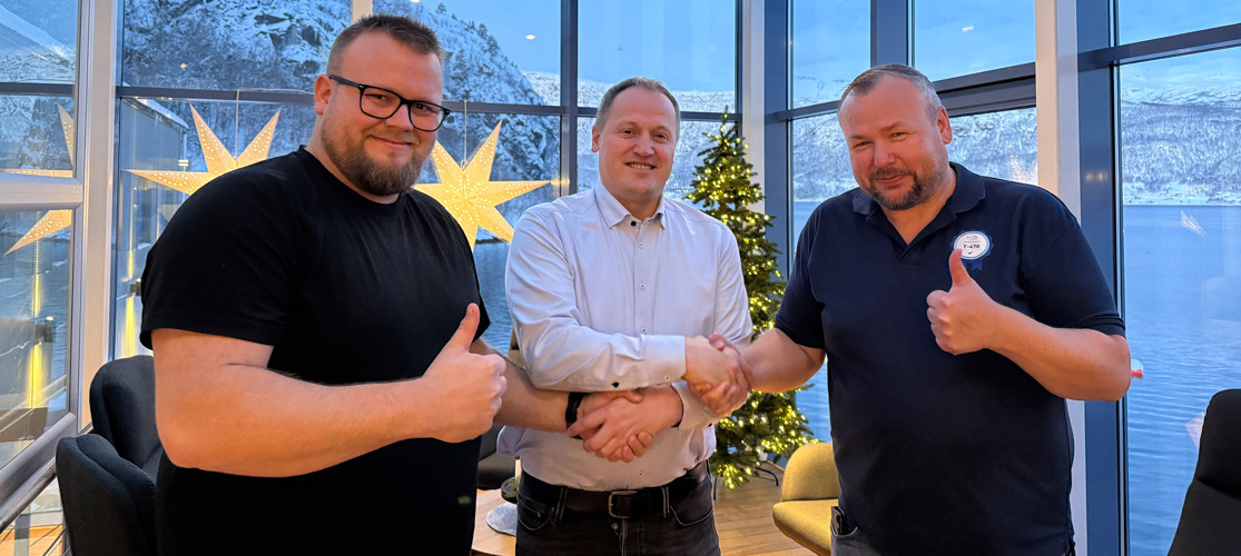 Evi Handshake Astafjord