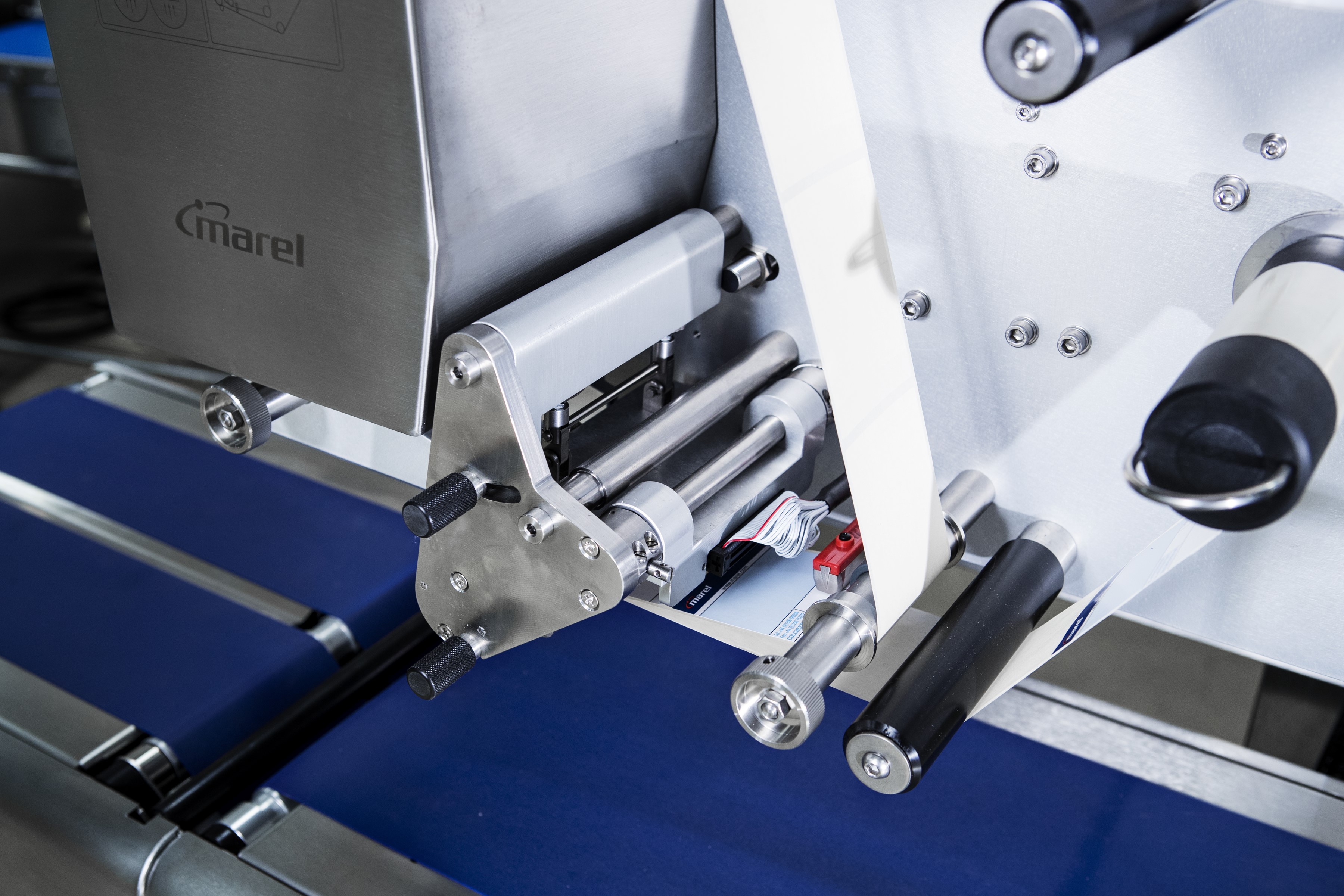 Marel label applicator for packing and labeling pet food and pet treats